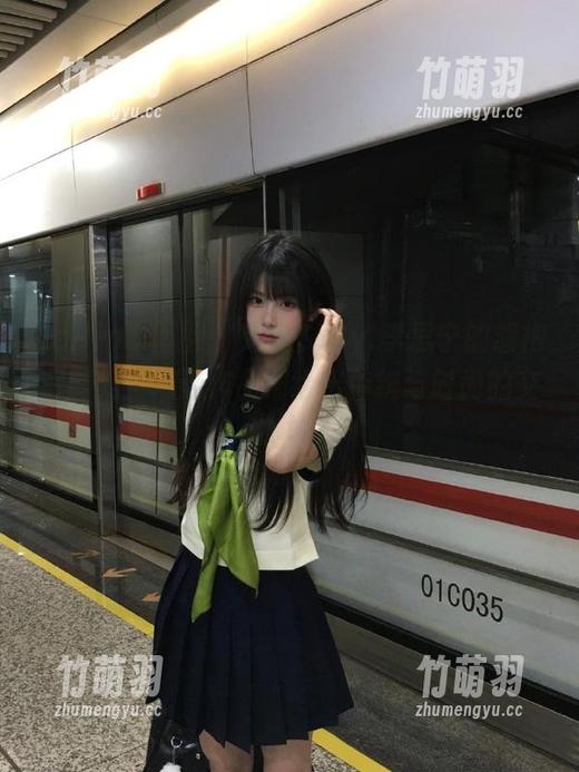 Feilin嗲囡囡 - 走进SiByl李思宁的旗袍写真集：精选作品描绘出传统与时尚的交融.txt