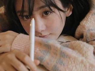 Feilin嗲囡囡 – 从未见过的校服写真，周于希的图包让你重新爱上校园！.txt