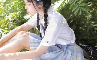 Feilin嗲囡囡 – 在娜依灵儿的油亮美图合集里，发现生活中最闪耀的那一瞬间！.txt