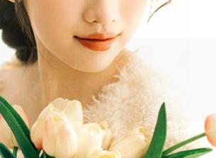Feilin嗲囡囡 – 妙曼身姿，沐娜娜私拍裸足作品，尽显温柔feminine风情.txt