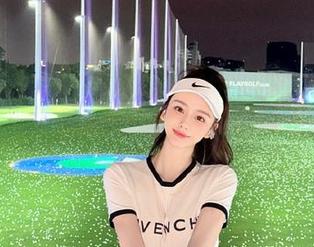 Feilin嗲囡囡 – 潘琳琳ber夏天私房图包的魅力，每一张都传递着清新的生活气息.txt