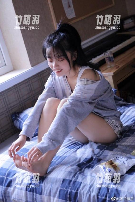 GIRLT果团网 - 周妍希的棉袜艺术：原图照片传递的柔软与舒适感.txt