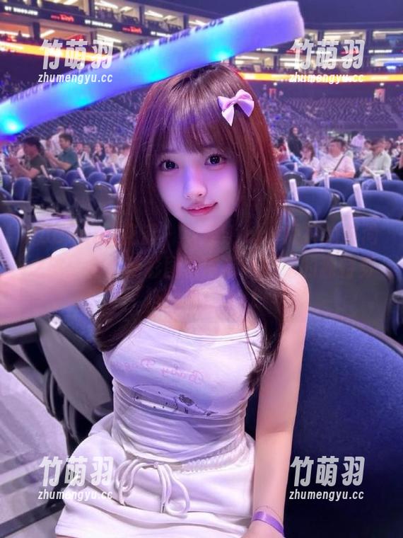 HuaYang花漾 - 可乐Vicky短裤的时尚之旅：全套精彩图片带你领略她的独特穿搭风格！.txt