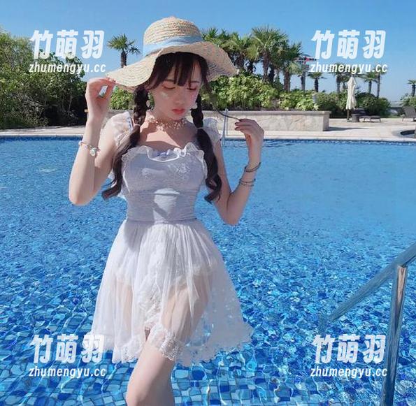 HuaYang花漾 - 照片解密：小热巴在典雅吊裙中散发无尽魅力的原图全景展示.txt