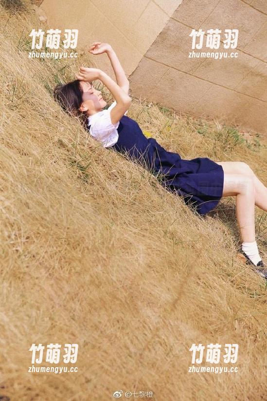 K酱的双人写真图集：无圣光氛围中深情对视的瞬间.txt