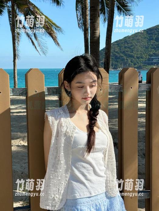 MFStar模范学院 - 与众不同的伊小七MoMo礼服套图更新：捕捉瞬间之美的艺术.txt