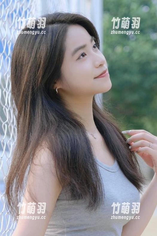 MFStar模范学院 - 走进美七Mia的白裙世界，欣赏她的写真全集与无限魅力.txt