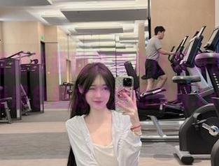 深陷于喵糖映画的黑猫女仆写真图集，感受黑色魅力绽放的瞬间.txt