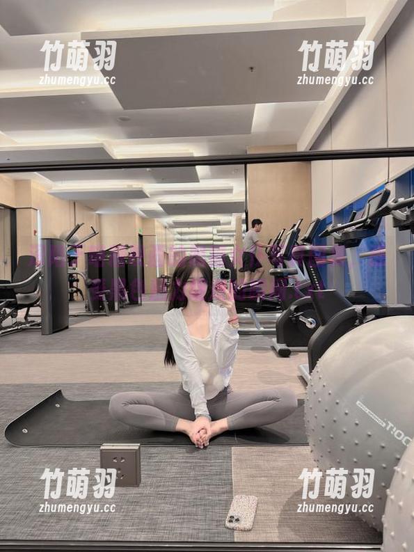 深陷于喵糖映画的黑猫女仆写真图集，感受黑色魅力绽放的瞬间.txt
