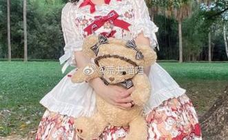 不一样的COS体验：Nyako喵子与“加藤惠泳装”原图的完美结合.txt