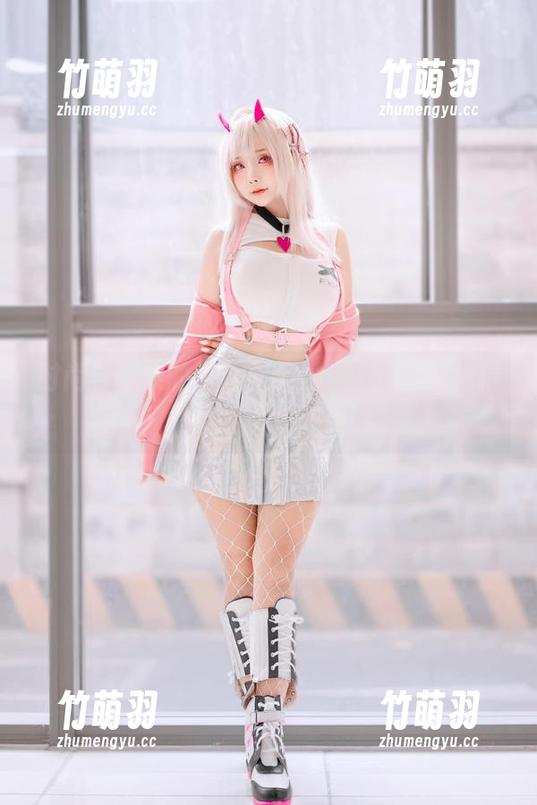 时尚与自然的结合：SayoMomo白裙精选写真集.txt