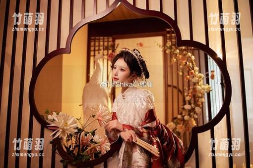整个夏天都被Shika小鹿鹿的西瓜写真包围，快来欣赏这些精彩图片！.txt