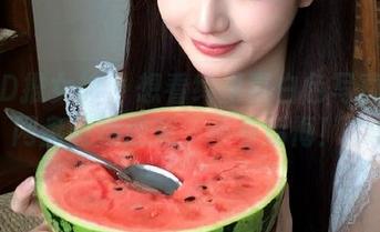 TGOD推女神 – 想看绮里嘉白色写真合集？网盘链接速来，不看后悔！.txt
