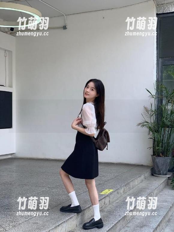 TouTiao头条女神 - 刘瑾希JK写真图册，带你穿越时光的隧道，邂逅青春！.txt