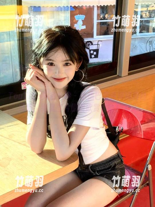 TouTiao头条女神 - 小热巴倾情演绎肉丝风情，绝美图片原图欣赏体验！.txt