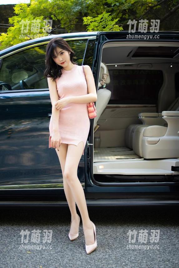 TouTiao头条女神 - 少女与猫的静谧时光：杨漫妮baby写真照片合集的心灵绘卷.txt