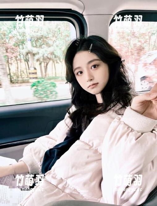 TouTiao头条女神 - 陈怡曼高跟鞋最新作品集：独特视角下的时尚风情.txt