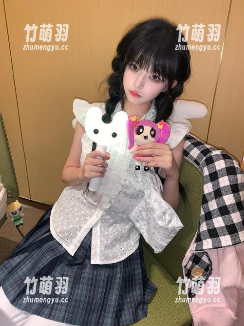 UGirls尤果网 - 周于希最新连衣裙写真，带你感受不一样的时尚之旅.txt