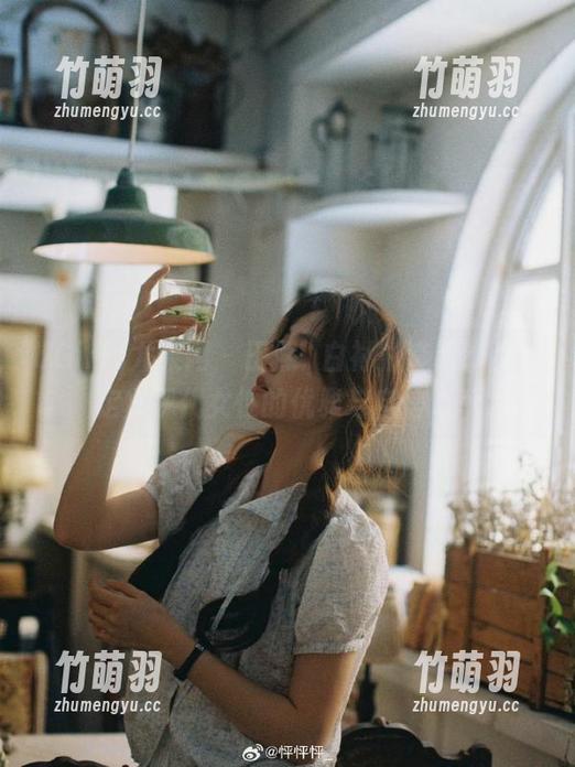 UGirls尤果网 - 田熙玥白衬衫套图作品，定义现代女性的优雅与自信.txt