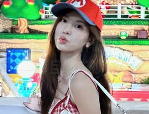 UGirls尤果网 – 不一样的制服，谭晓彤用套图作品诠释自嘲式的个性风格.txt