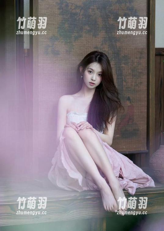 UGirls尤果网 - 从谭晓彤的厨娘写真看生活：优雅原图与壁纸款式.txt