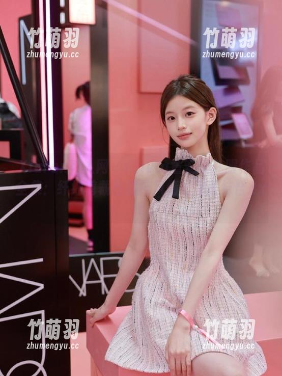 Xiuren秀人网 - Olivia童安琪礼服作品全集：纤细剪裁与别样风情的完美结合.txt