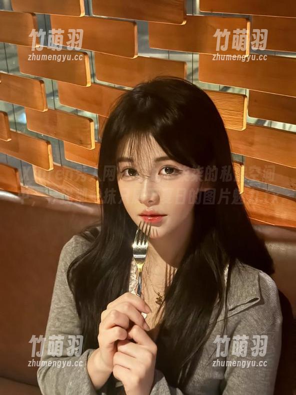 Xiuren秀人网 - 在九千柒柒的私房空间中，寻找那一抹只属于夏日的图片魅力.txt