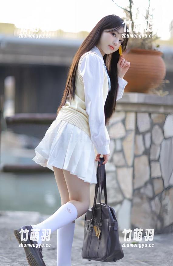 Xiuren秀人网 - 任莹樱倾情演绎护士日常，精彩写真图集让你心动不已！.txt