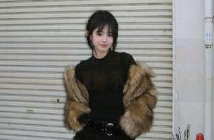 Xiuren秀人网 – 伊雪儿红裙摄影：这组原图作品展现她不同的风格.txt