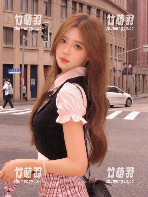 Xiuren秀人网 - 透过镜头看余贝拉bella，蓝色OL制服系列高清套图尽显风格.txt