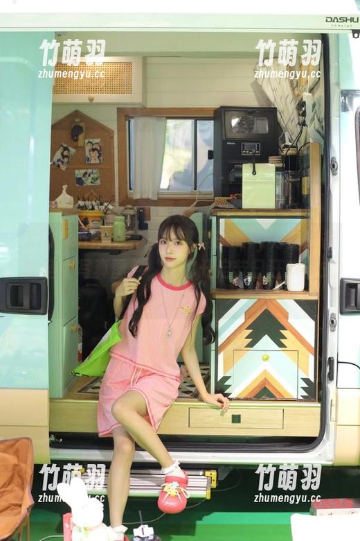 Xiuren秀人网 - 大琪琪Emily为你准备的圣诞写真图包，带你开启节日狂欢模式！.txt
