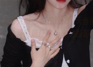 Xiuren秀人网 – 颖仪baby天台的绝美写真集，免费图册让你畅游她的时尚世界.txt