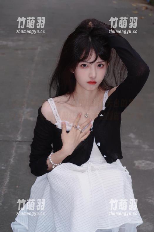 Xiuren秀人网 - 颖仪baby天台的绝美写真集，免费图册让你畅游她的时尚世界.txt