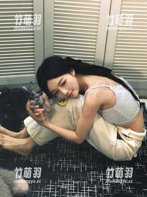 YouMi尤蜜荟 - 发现Cris_卓娅祺的圣诞写真，照片中凝聚了她对节日的无限热爱与独到见解.txt