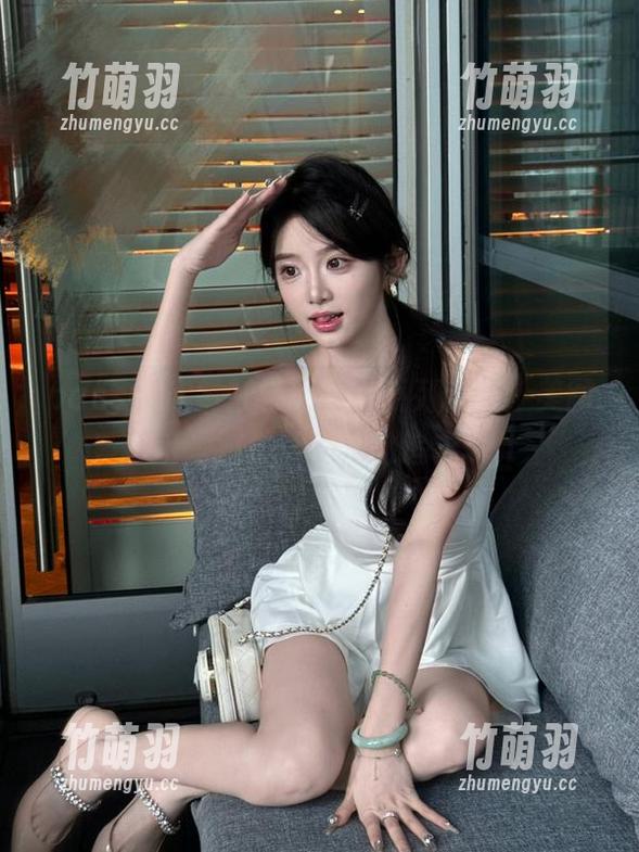 pans - 欣赏叮当的镂空系列作品：美图揭示她对生活之美的追求.txt