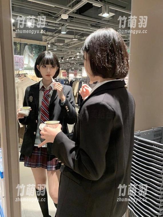 サク(saku)最新泳池写真图片，尽享阳光与水波涌动的完美结合。.txt