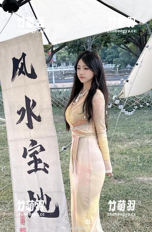 白色婚纱与不呆猫的在线写真合作，感受爱情与自由的奇妙交织.txt