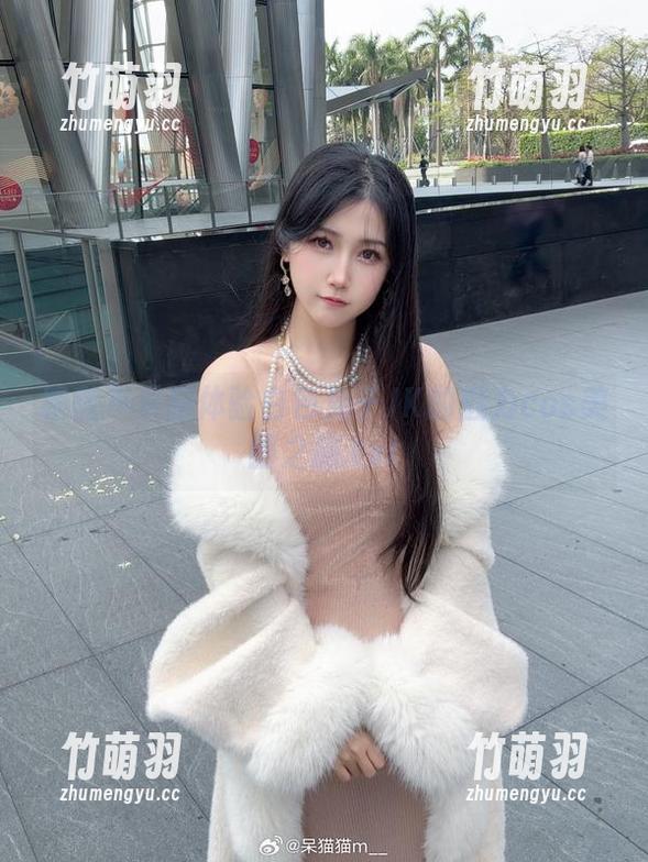 跟随不呆猫体验白色兔子JK的魅力cos美图之旅.txt