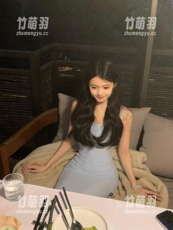 丽柜 - 允儿身穿旗袍的优雅瞬间：图片下载量直线上升，时尚界的‘抓机’！.txt
