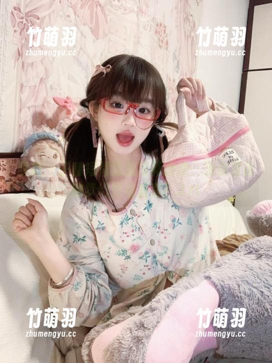 丽柜 - 子晴短裙清新写真合集：为你准备的梦幻壁纸盛宴！.txt