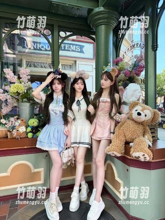 丽柜 - 探索小七的礼服魅力：全新原图与图包展示她的独特时尚风格.txt