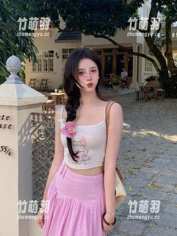 丽柜 - 小璐璐的礼服写真精选，透过镜头看见她的华丽蜕变.txt