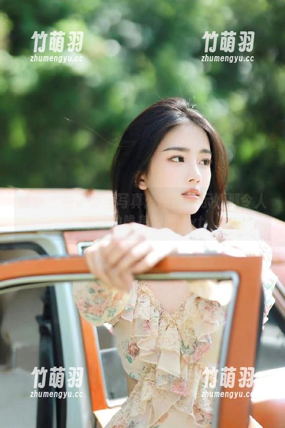 丽柜 - 桃子蕾丝写真：原图展示她那令人心动的唯美瞬间.txt