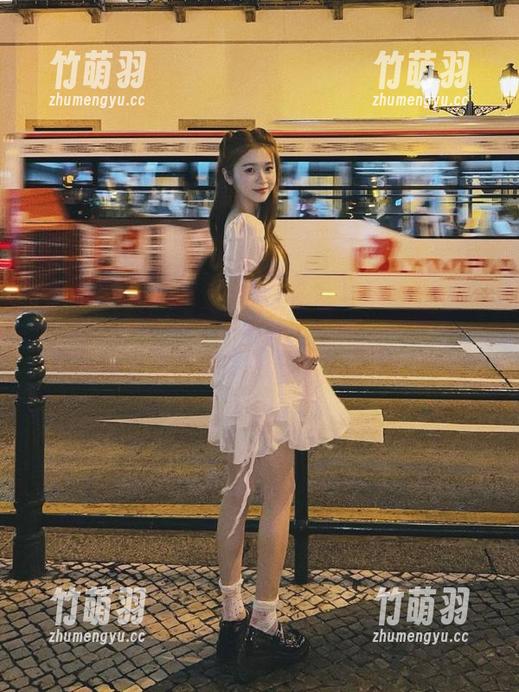 丽柜 - 苏黎最新制服写真更新：同学们，准备好为这绝美学姐打call了吗？.txt