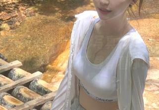 丽柜 – 在英子的白衬衫写真合集里，感受时尚与优雅，精彩下载等着你！.txt