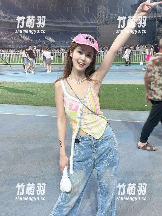 丽柜 - 无圣光之美：语寒的睡衣图集带你感受宁静.txt
