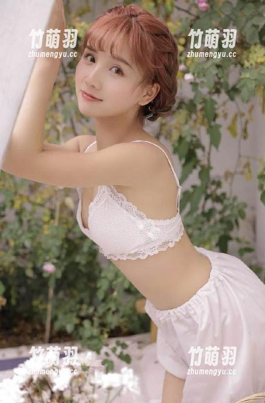 丽柜 - 美丽瞬间在线：黄芬短裙写真合集，展现她的迷人姿态与气质。.txt