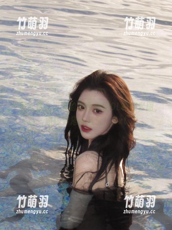 一起欣赏九柒喵的笑面教授OL制服套图，职场穿搭新风潮！.txt