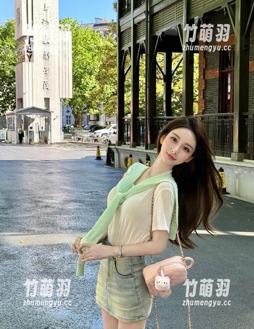 微密圈 - 绷带缠满的于芷晴，私房图包展现别样风情与故事.txt