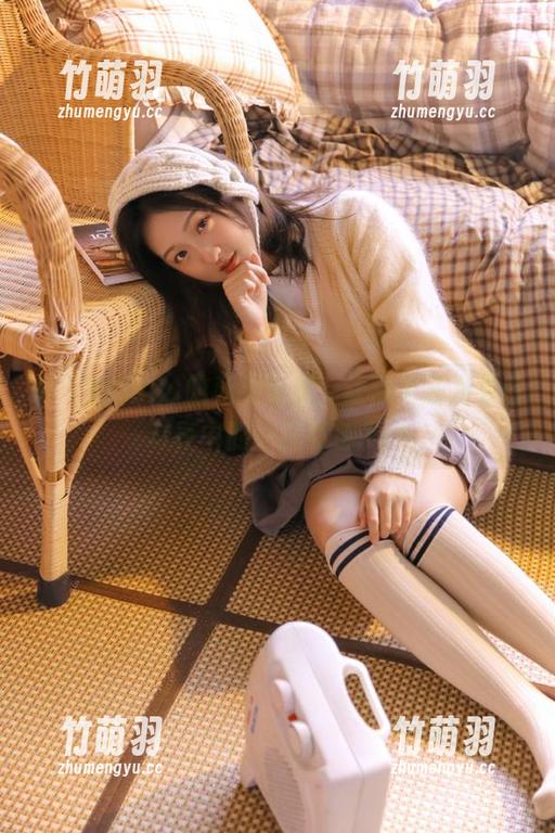 余多多Dudu的私拍资源，让裸足成为夏日写真中的一抹亮色.txt